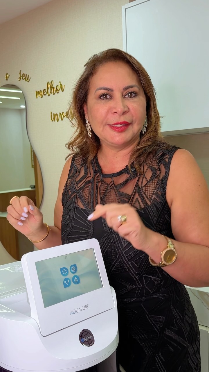Dra. Kedma Alves apresentando o equipamento Aqua Pure